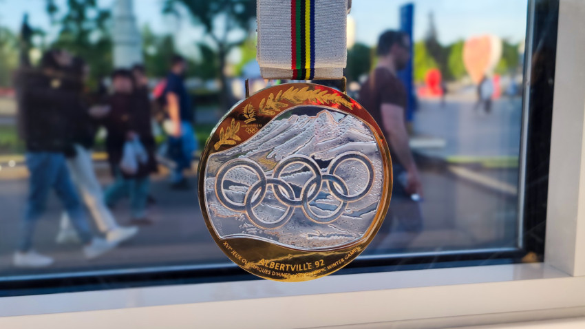 Олимпийская медаль Альбервиль 1992 года в витрине экспозиции «Аллея славы»