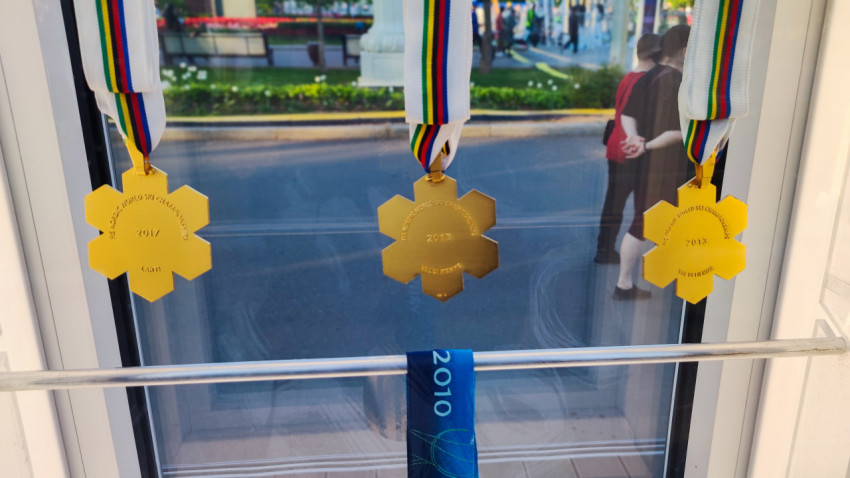 Медали чемпионатов мира по лыжным видам спорта 2017 и 2013 годов в экспозиции «Аллея славы»