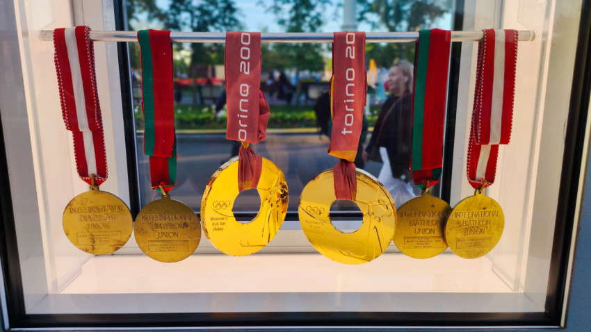 Золотые олимпийские медали Турин 2006 года по биатлону в экспозиции «Аллея славы»