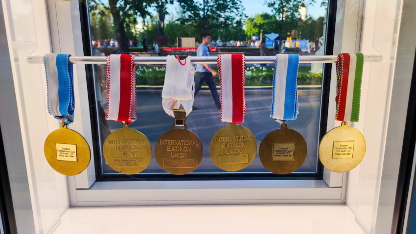 Медали Международного союза биатлона в витрине экспозиции