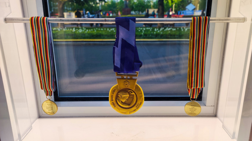 Медаль зимних Олимпийских игр Солт-Лейк-Сити 2002 года в витрине