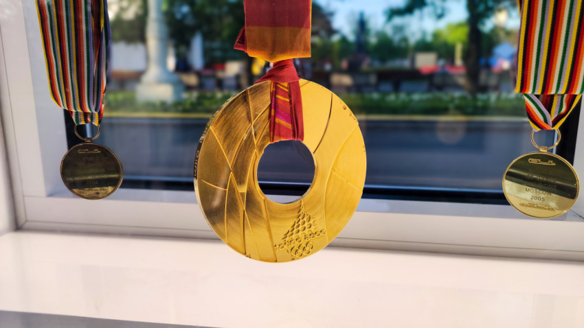 Золотая медаль Олимпийских игр Турин 2006 в витрине экспозиции