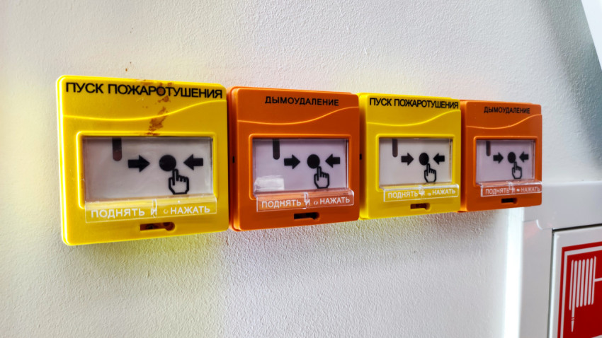 Блок кнопок пожаротушения и дымоудаления на стене павильона