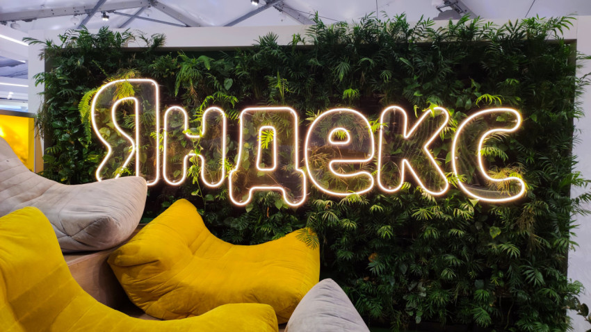 Неоновая вывеска «Яндекс» на зелёной стене павильона «Е» выставки-форума «Россия»