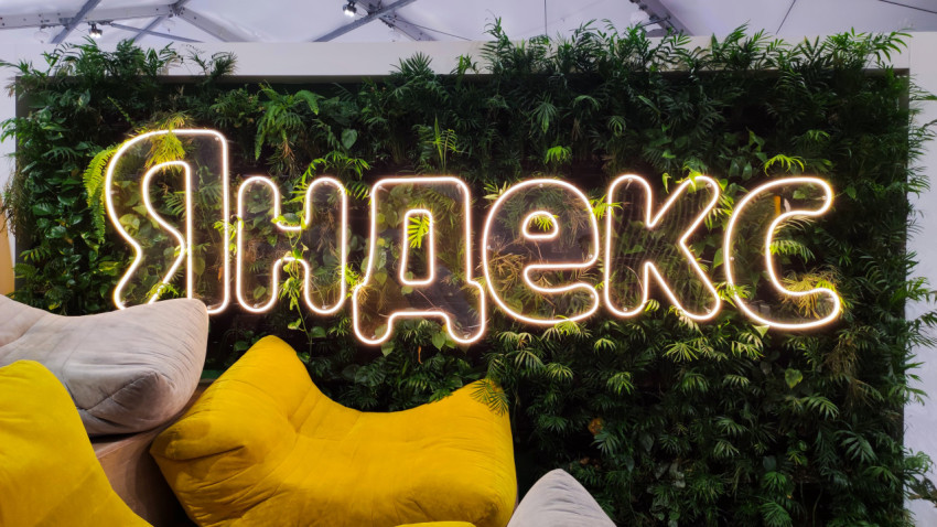 Световая вывеска «Яндекс» и зона отдыха в экспозиции цифровых технологий