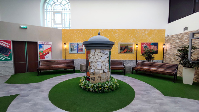 Общий вид музейной инсталляции со столбом объявлений