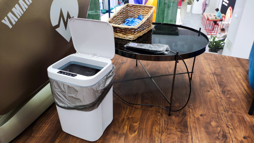 Зона обслуживания экспозиции со столом и контейнером