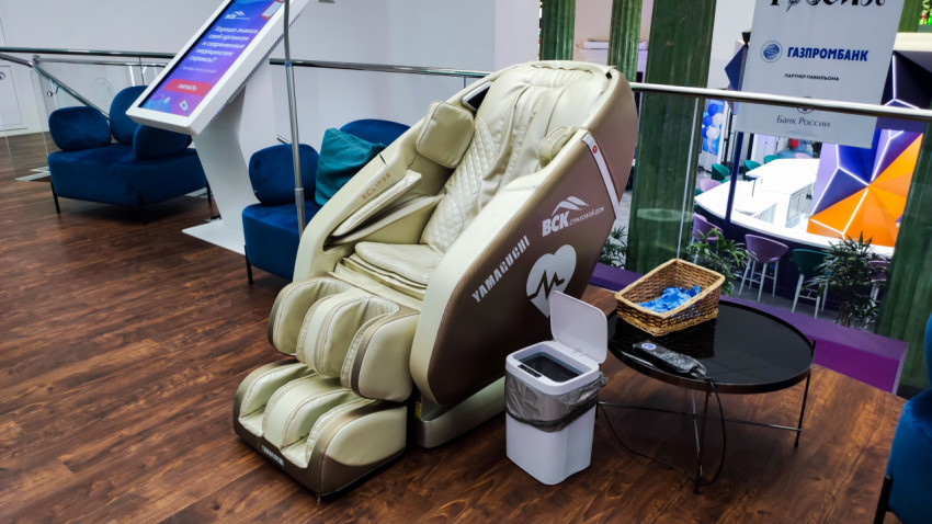 Массажное кресло и интерактивный терминал на втором этаже павильона