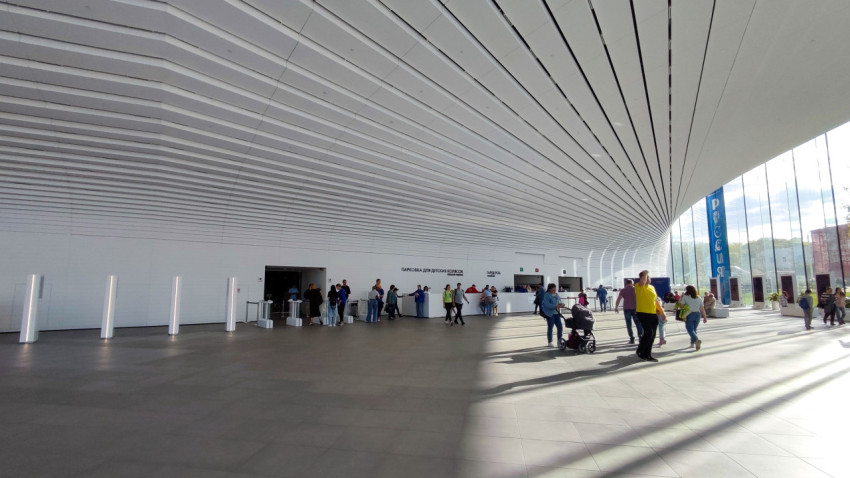 Атриум павильона «АТОМ» на ВДНХ с посетителями