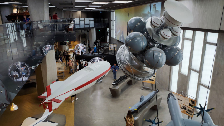 Экспозиция авиационных и ракетных технологий в атриуме павильона «АТОМ»