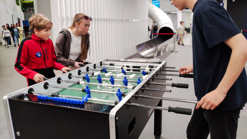 Интерактивная зона с настольным футболом в павильоне «АТОМ»
