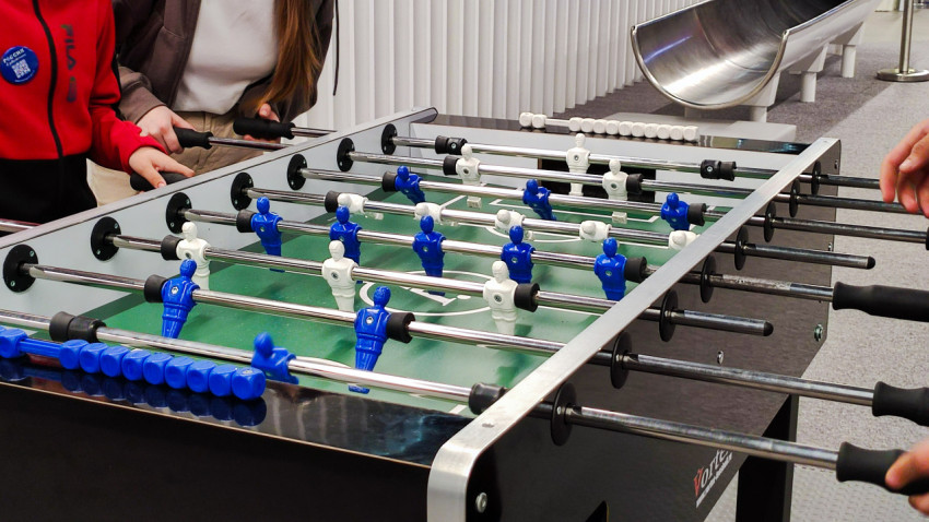 Интерактивная игровая зона с настольным футболом в павильоне «АТОМ»