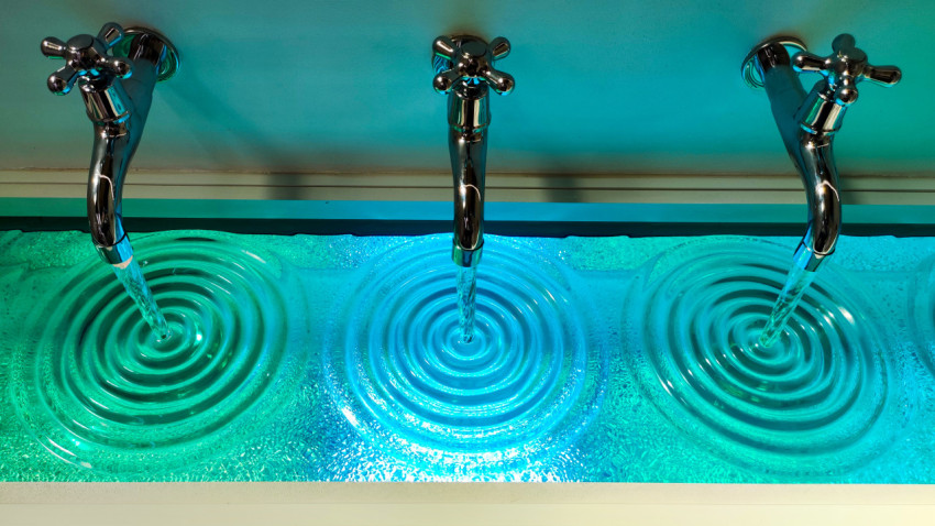 Потоки очищенной воды из кранов музейной экспозиции