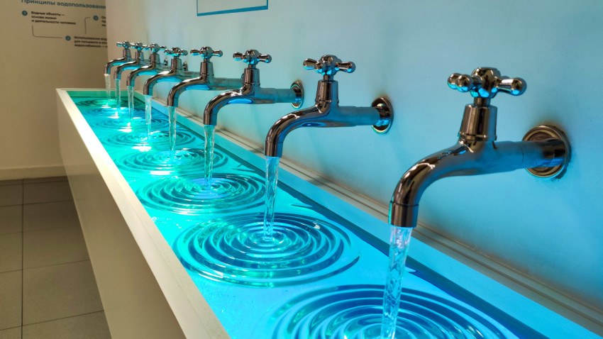 Интерактивный стенд подачи воды с подсветкой резервуара