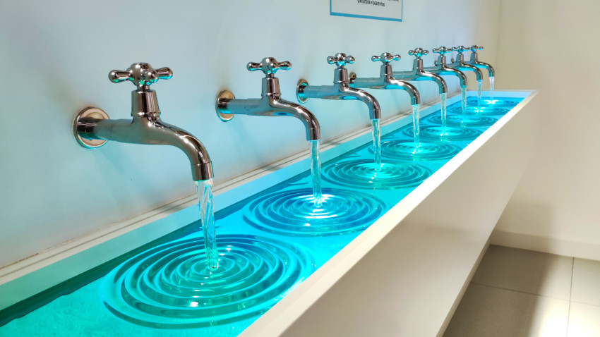 Экспозиция питьевого водоснабжения с кранами в музее