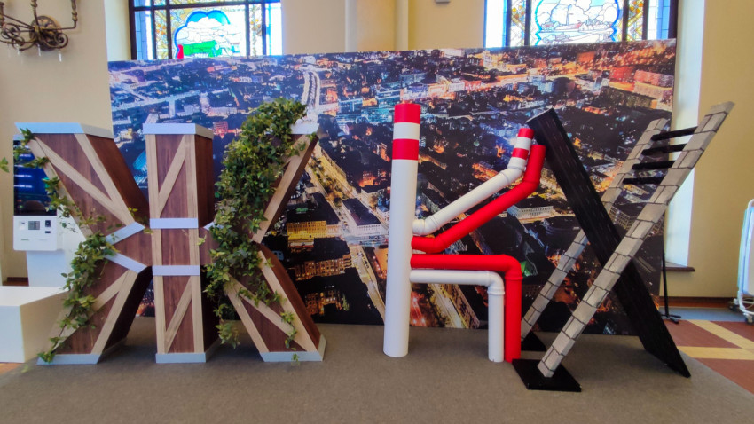 Инсталляция «ЖКХ» с панорамой ночного города