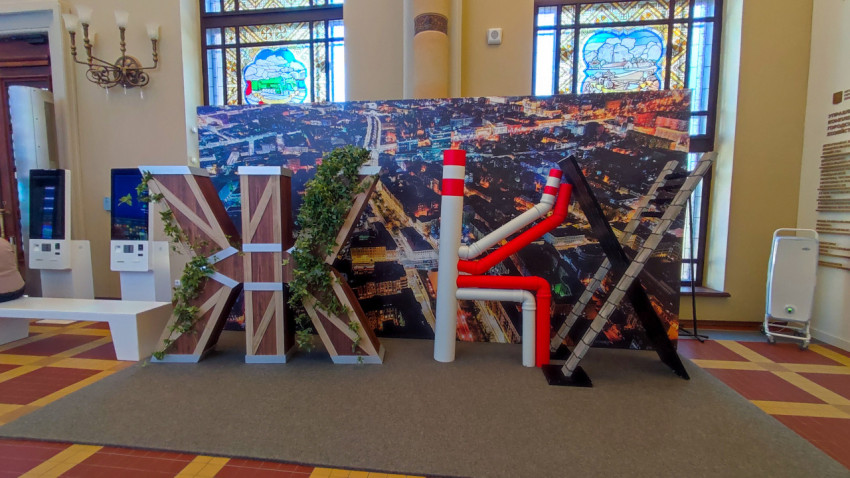 Инсталляция «ЖКХ» с инженерными трубами в музейном зале