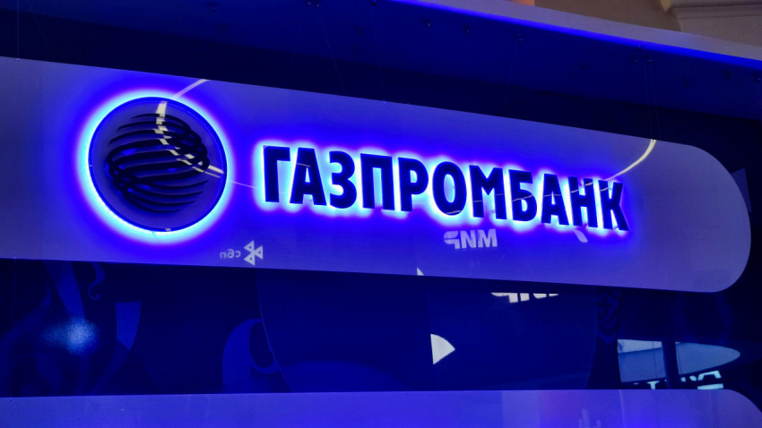 Световая вывеска Газпромбанк на выставочном стенде