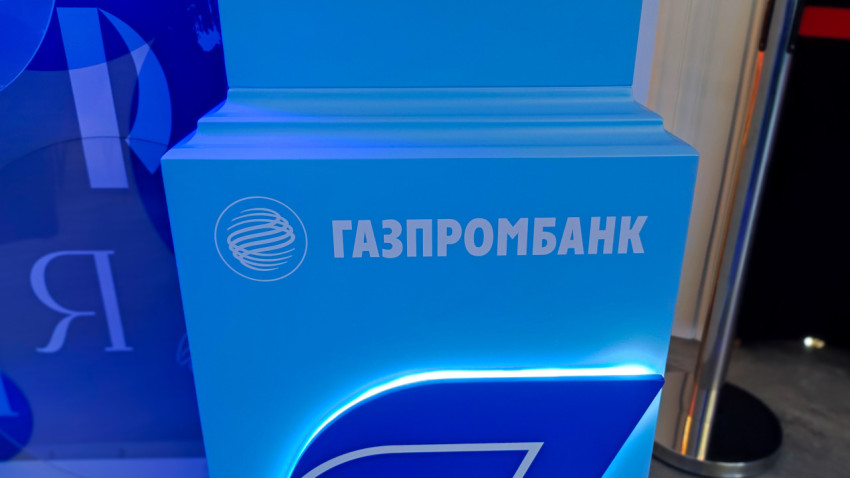 Логотип Газпромбанк на элементе выставочной конструкции