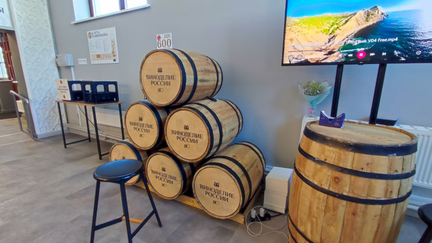 Декоративные винные бочки в павильоне Виноделие России