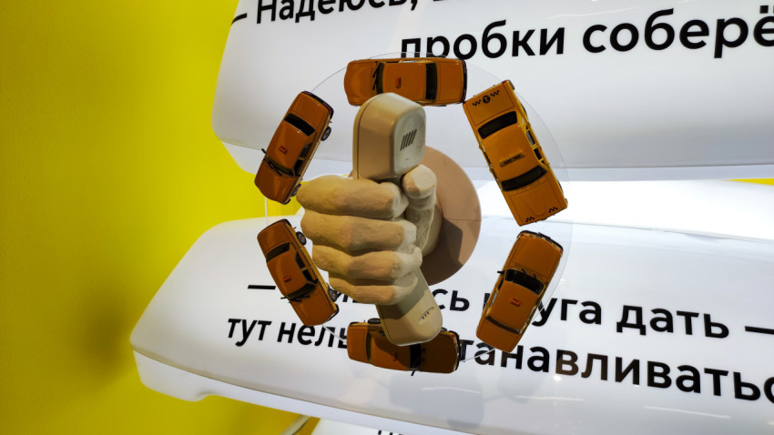 Инсталляция с телефонной трубкой и моделями такси