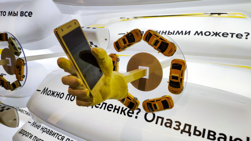 Интерактивная инсталляция с макетом смартфона и такси на выставке Музея транспорта Москвы