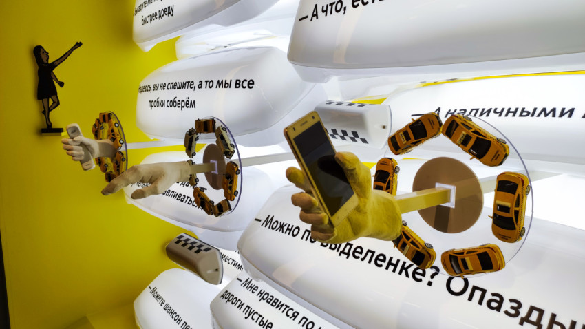 Общий вид интерактивной стены с транспортными репликами пассажиров