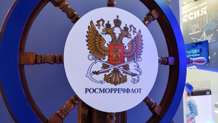 Эмблема Росморречфлота на декоративном штурвале