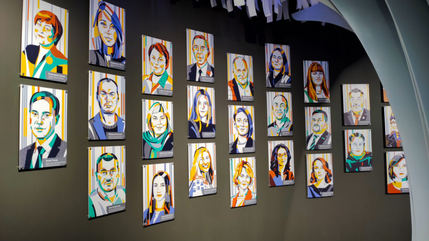 Портреты волонтёров и инсталляция с деревом в павильоне «АТОМ»