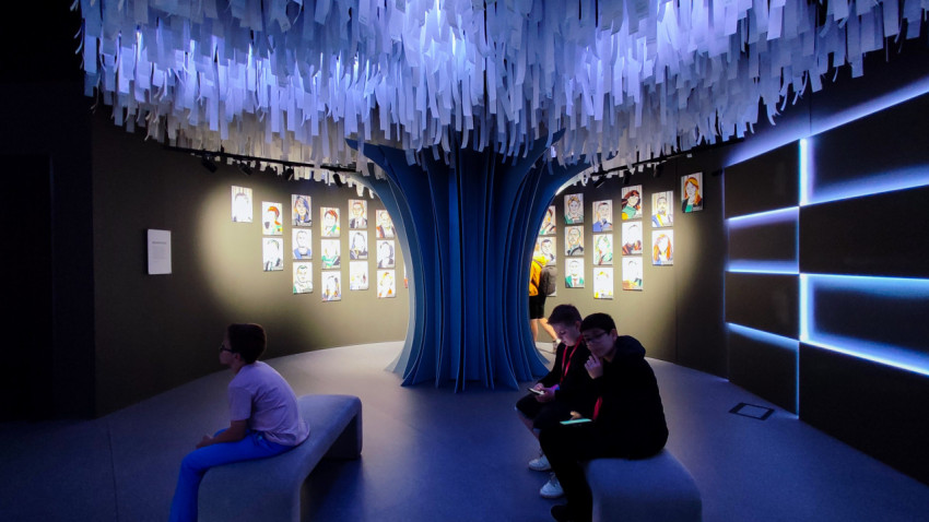 Экологическая зона с деревом волонтёров и портретной галереей