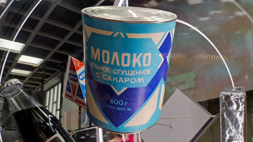 Банка сгущённого молока по ГОСТ в музейной витрине