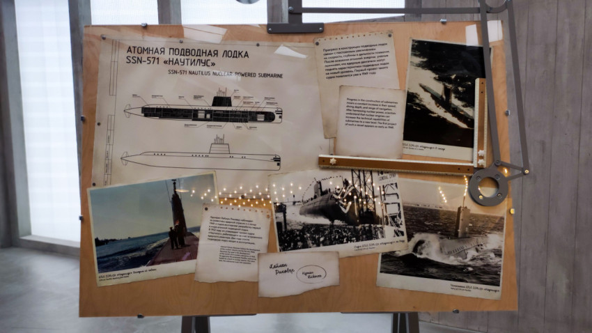 Архивные материалы и чертежи атомной подводной лодки «Наутилус» на экспозиционном планшете