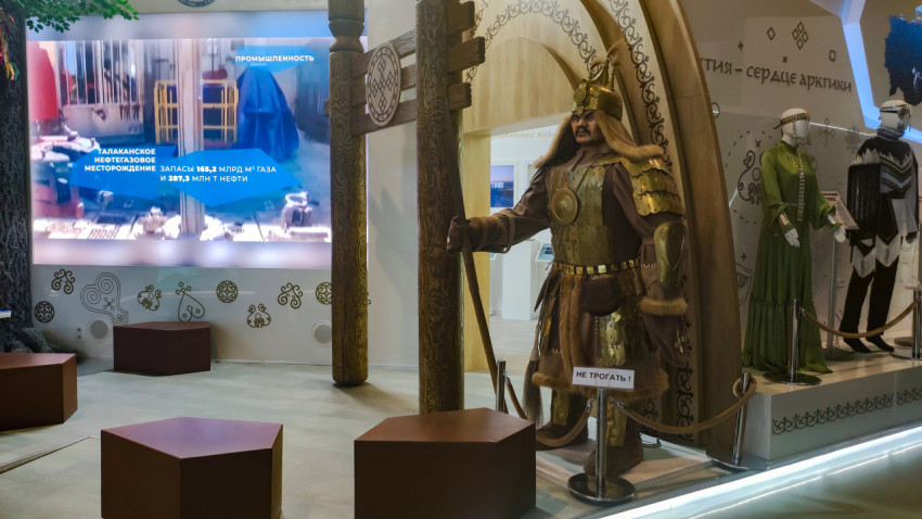 Экспозиция с национальными костюмами и скульптурой в павильоне №75