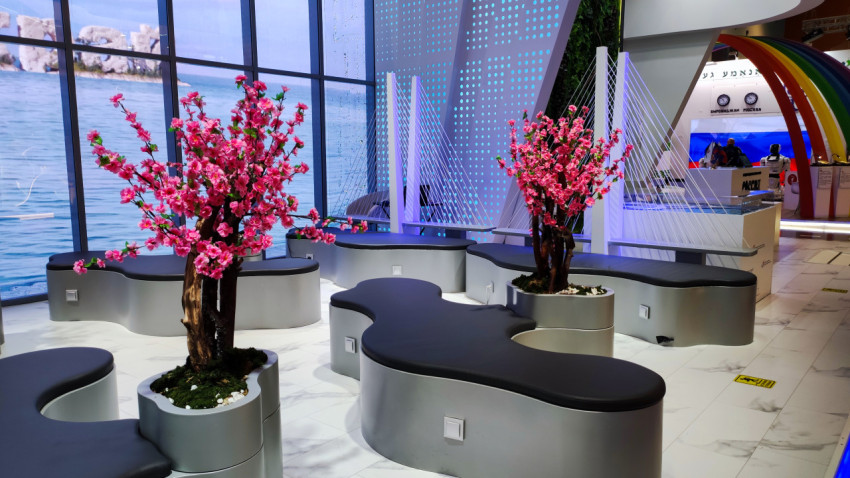 Интерактивная зона с макетом моста и декоративными элементами