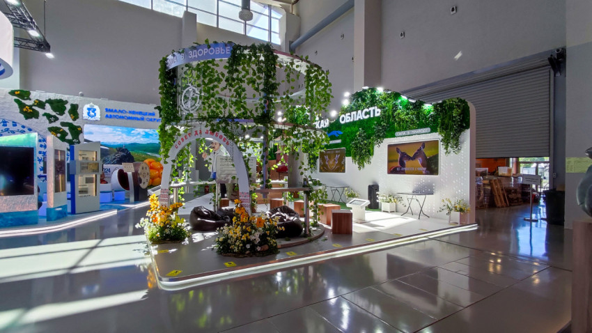 Экостенд региона с озеленением и зонами отдыха в павильоне №75