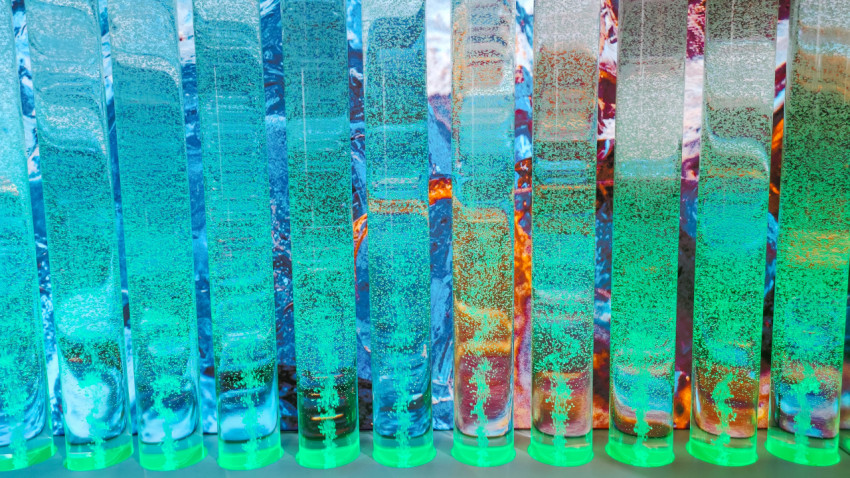 Световая инсталляция с прозрачными колоннами на региональном стенде