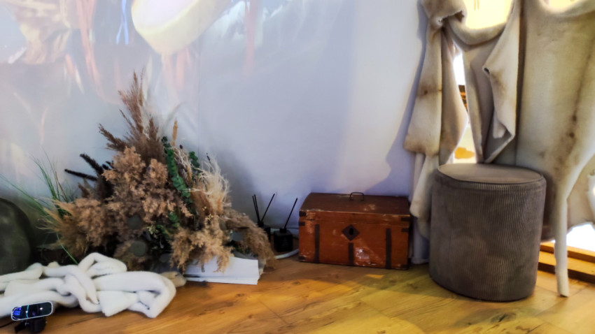 Предметы традиционного быта в интерьерной зоне стенда