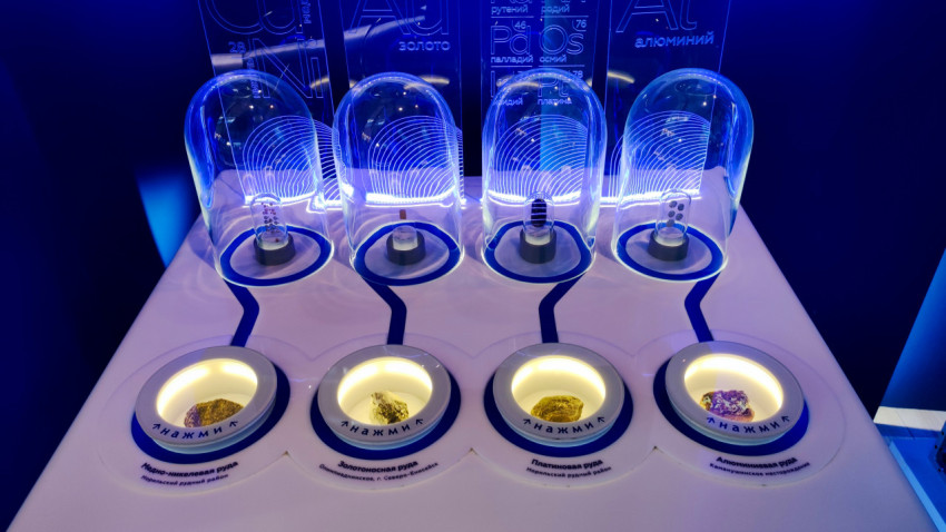 Экспонат с образцами металлов Сибири на выставке «Россия»