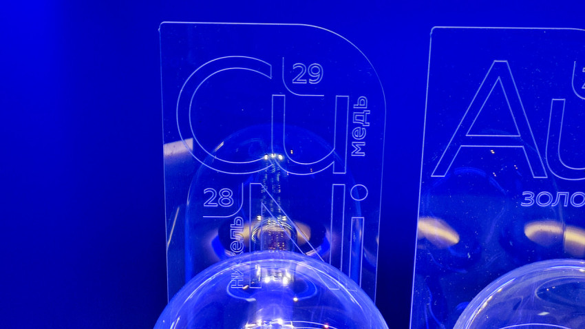 Панель с медью и никелем на выставочном стенде Красноярского края