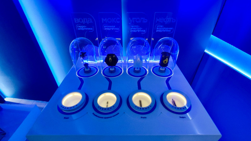 Панель с источниками энергии на стенде Красноярского края