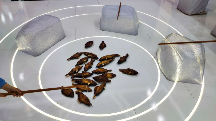 Интерактивная инсталляция с деревянными фигурками рыб