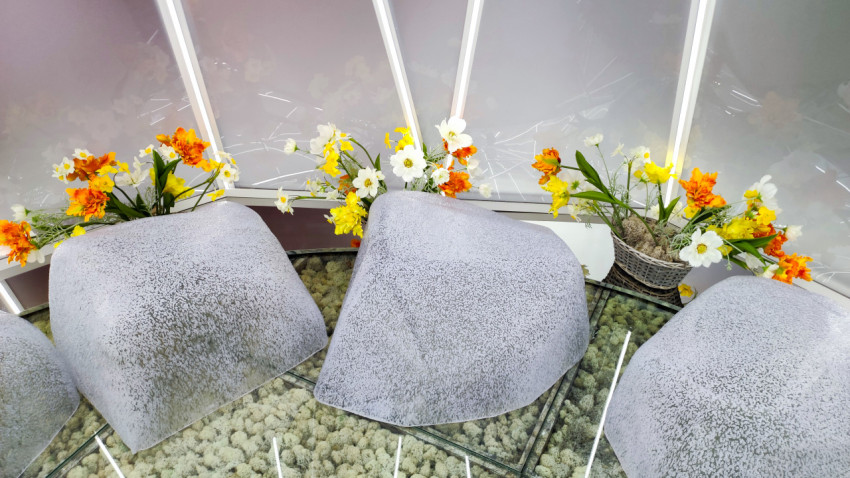 Декоративная инсталляция с каменными формами и цветочными композициями