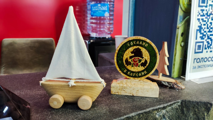 Деревянные сувениры Карелии на выставочном стенде