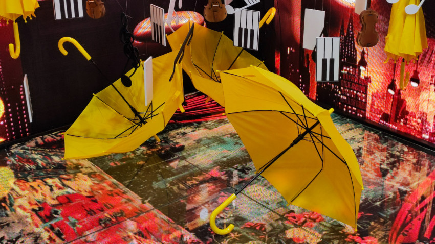 Жёлтые зонты как элемент музыкальной инсталляции