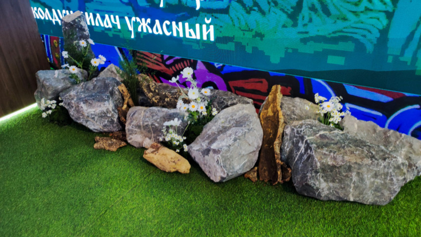 Декоративная ландшафтная инсталляция с камнями и растениями