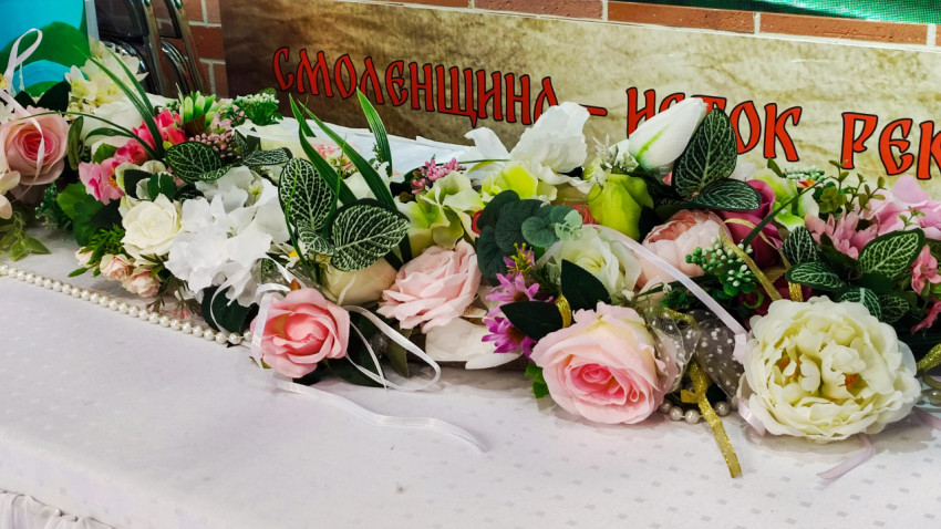 Декоративная цветочная композиция на стенде Смоленской области