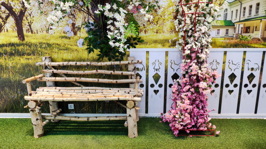 Интерактивная фотозона с лавкой и декоративным садом