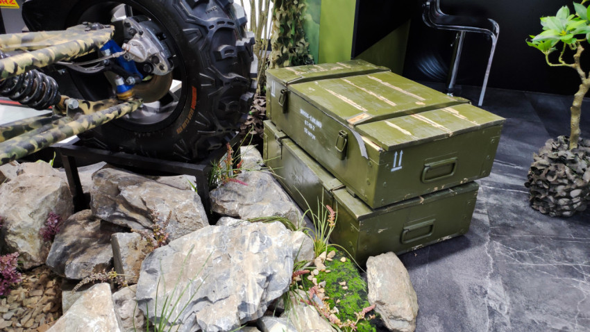 Экспозиция с техническим оборудованием и ящиками на стенде региона