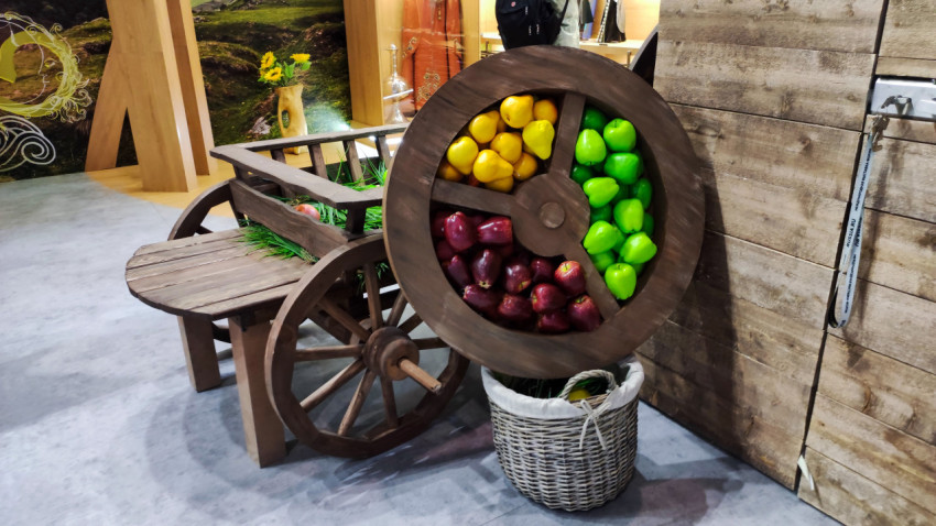 Декоративная телега с яблоками в оформлении регионального стенда