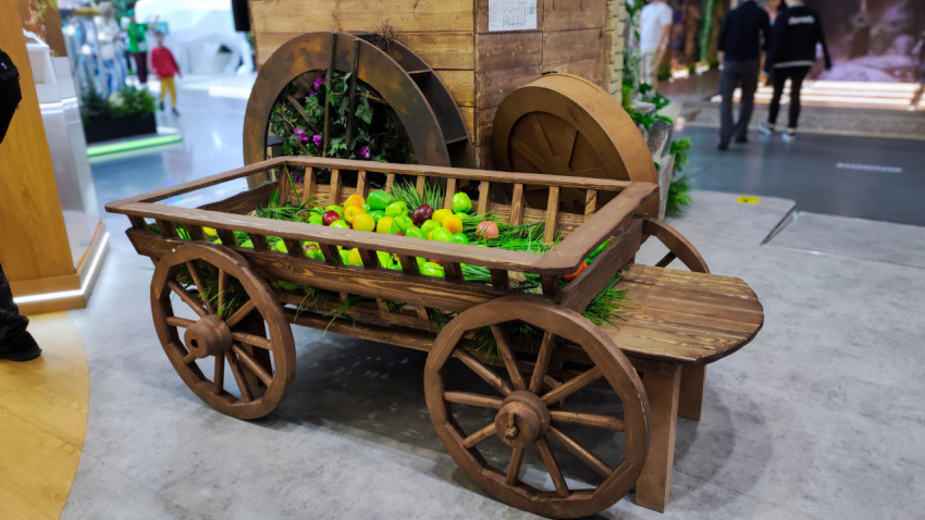Декоративная телега с фруктами на региональном стенде